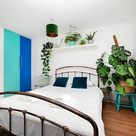 Cozy 1-bedroom Oasis With Balcony In London's Heart London