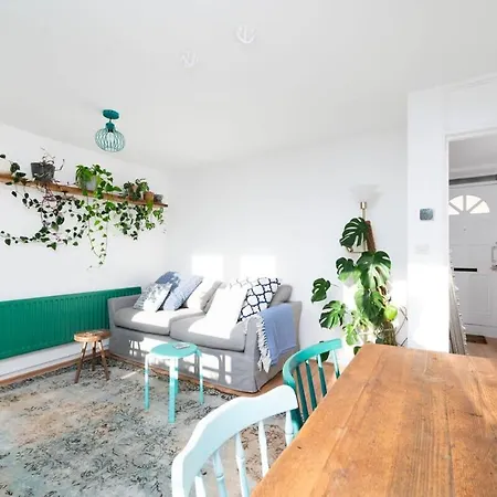 Cozy 1-bedroom Oasis With Balcony In London's Heart London