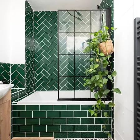 Cozy 1-bedroom Oasis With Balcony In London's Heart *
