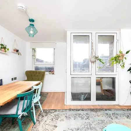 Apartment Cozy 1-bedroom Oasis With Balcony In London's Heart *