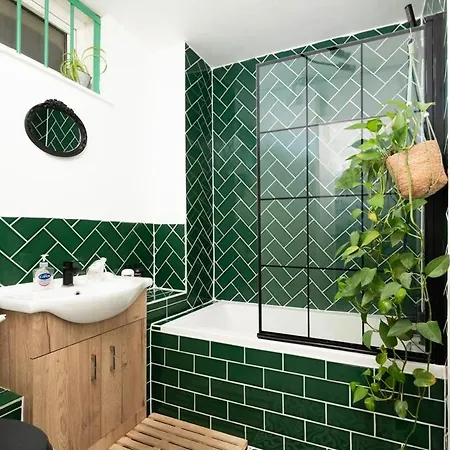 Cozy 1-bedroom Oasis With Balcony In London's Heart London