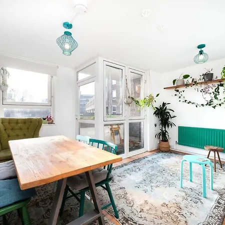 Cozy 1-bedroom Oasis With Balcony In London's Heart *