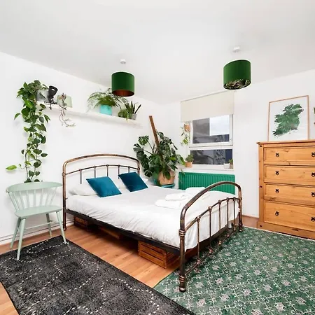 Apartment Cozy 1-bedroom Oasis With Balcony In London's Heart London