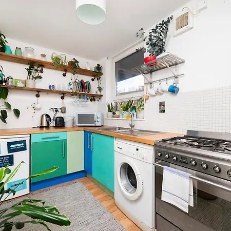 Apartment Cozy 1-bedroom Oasis With Balcony In London's Heart *