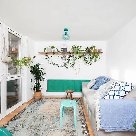 Apartment Cozy 1-bedroom Oasis With Balcony In London's Heart London