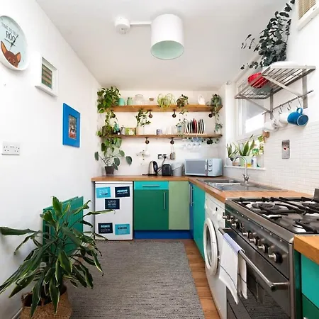 Cozy 1-bedroom Oasis With Balcony In London's Heart *