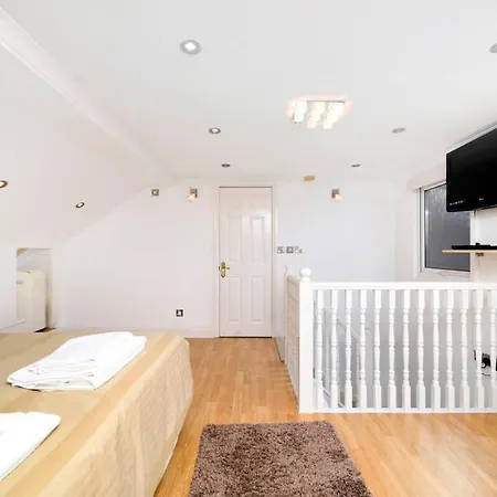 Holiday home Chic 3br - Eats And Sights Closeby London