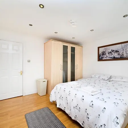 Holiday home Chic 3br - Eats And Sights Closeby *