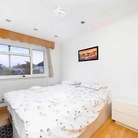 Chic 3br - Eats And Sights Closeby Holiday home