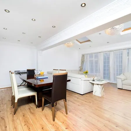 Chic 3br - Eats And Sights Closeby Holiday home London
