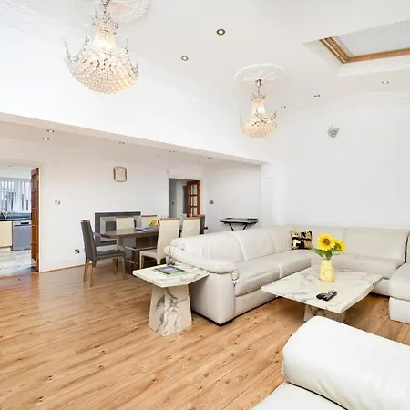 Holiday home Chic 3br - Eats And Sights Closeby