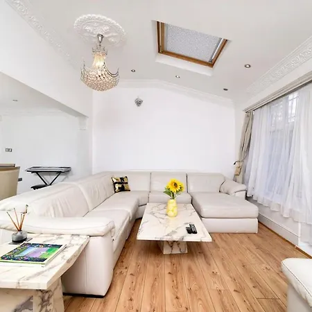 Holiday home Chic 3br - Eats And Sights Closeby London