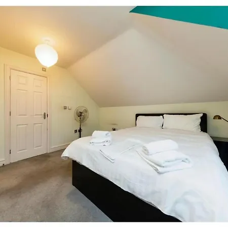 Chic Croydon 2br Flat - Free Parking Apartment