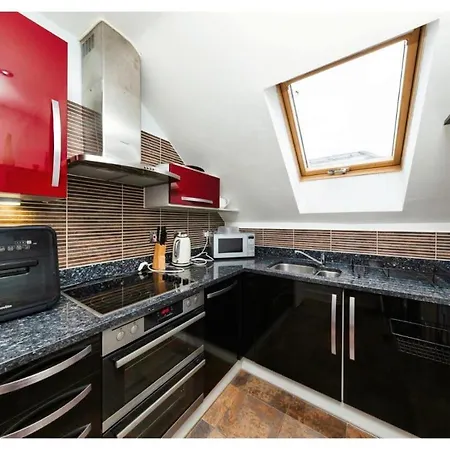 Chic Croydon 2br Flat - Free Parking Apartment