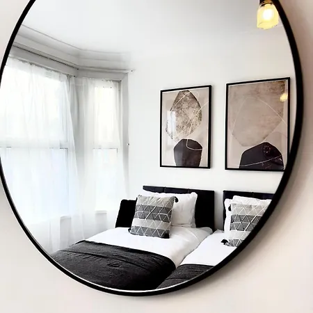 Apartment Serviced 4 Bed 2 Bath Manor Park House *