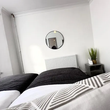 Apartment Serviced 4 Bed 2 Bath Manor Park House London