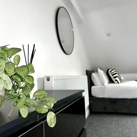 Serviced 4 Bed 2 Bath Manor Park House Apartment *