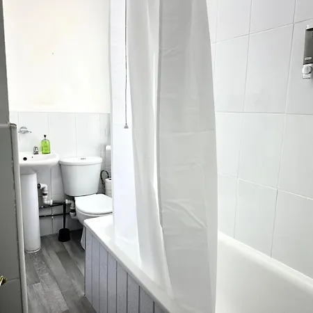 Apartment Serviced 4 Bed 2 Bath Manor Park House London