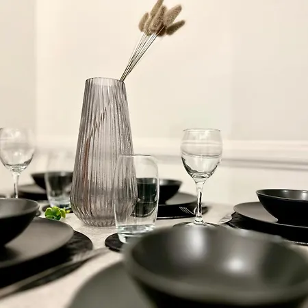 Serviced 4 Bed 2 Bath Manor Park House Apartment London
