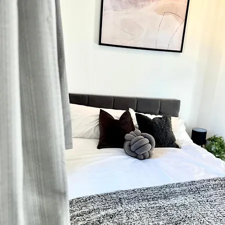 Apartment Serviced 4 Bed 2 Bath Manor Park House