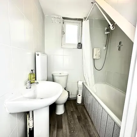 Apartment Serviced 4 Bed 2 Bath Manor Park House *