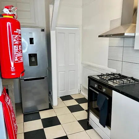 Serviced 4 Bed 2 Bath Manor Park House Apartment *