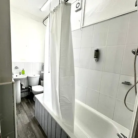 Apartment Serviced 4 Bed 2 Bath Manor Park House *