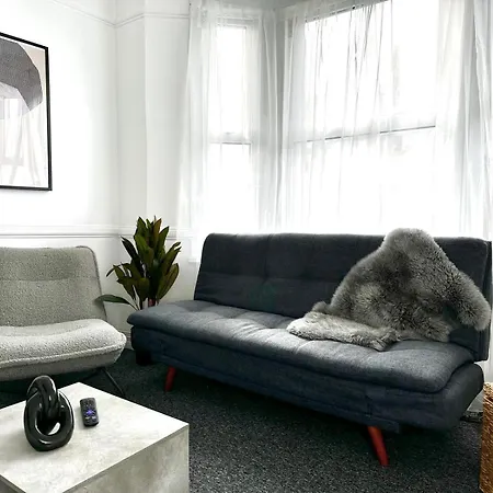 Apartment Serviced 4 Bed 2 Bath Manor Park House London