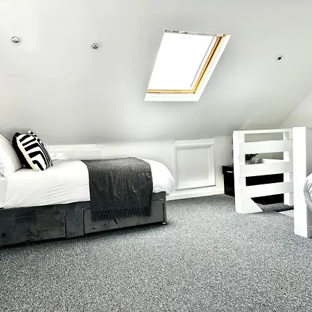 Serviced 4 Bed 2 Bath Manor Park House * London