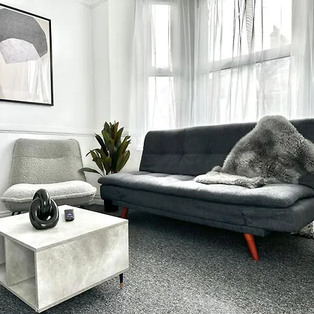 Serviced 4 Bed 2 Bath Manor Park House Apartment London