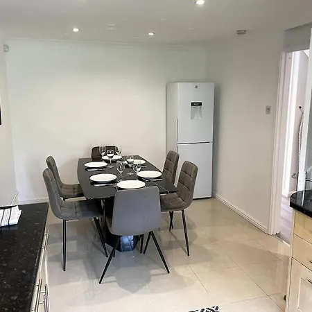 Modern 3 Bedroom House In Finchley *
