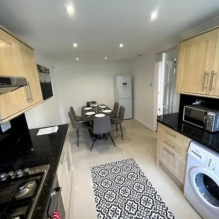 Modern 3 Bedroom House In Finchley *