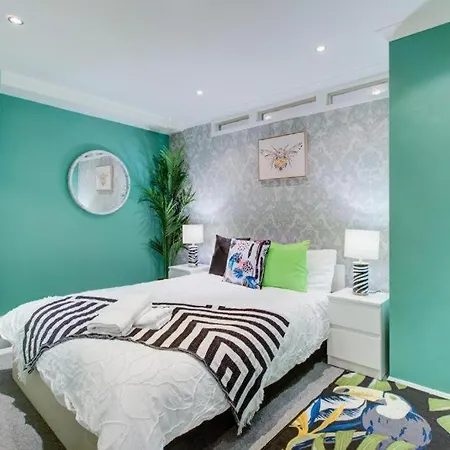 Edgware Road Two Bedroom Apartment *