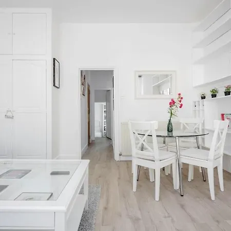 Bright 1-bedroom In Chelsea Apartment