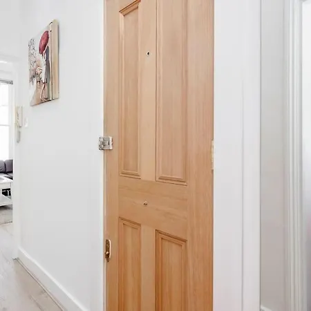 Bright 1-bedroom In Chelsea Apartment