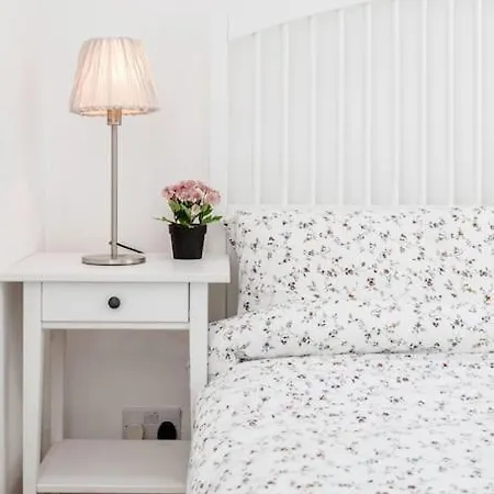 Bright 1-bedroom In Chelsea Apartment London