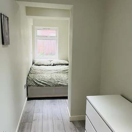 Immaculate 2-bed In *
