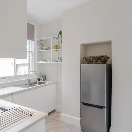 The Oval Abode Apartment London