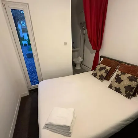 2 Bedroom Flat Wembley Apartment