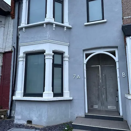2 Bedroom Flat Wembley * London
