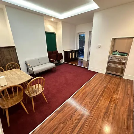2 Bedroom Flat Wembley Apartment *