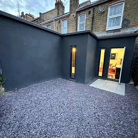 2 Bedroom Flat Wembley * London