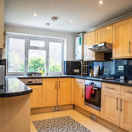 Modern 3 Bedroom House In Finchley Holiday home
