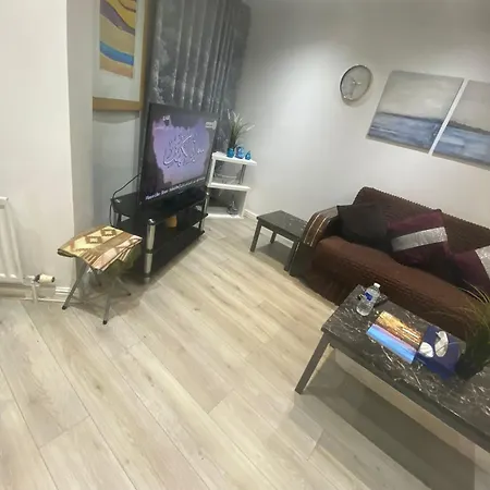 2 Bedroom In Maida Vale Apartment *