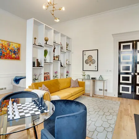 Designer Retreat By Park Apartment London