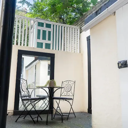 Cozy And Comfy Flat In Earls Court Apartment