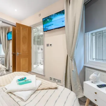 2 Bed / 2 Bath Versace In Knightsbridge *