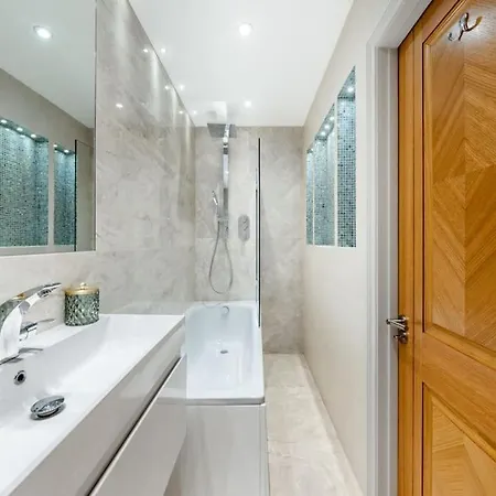 2 Bed / 2 Bath Versace In Knightsbridge *