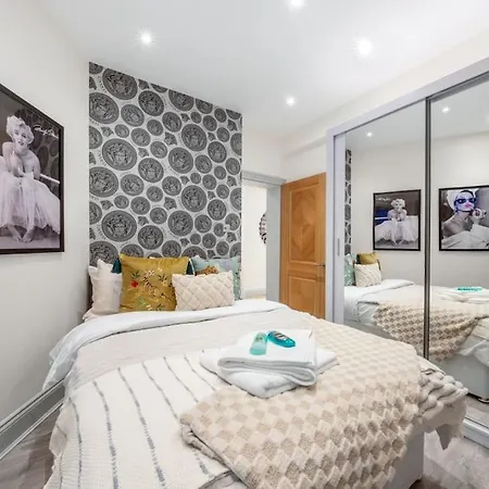 2 Bed / 2 Bath Versace In Knightsbridge *