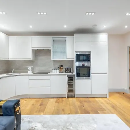 2 Bed / 2 Bath Versace In Knightsbridge * London